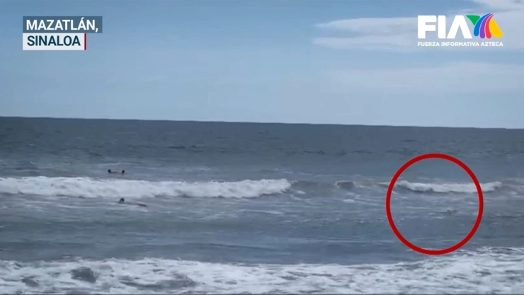 VIDEO-Turista-se-salva-de-ahogarse-en-playas-de-Mazatlán-gracias-a-un-salvavidas
