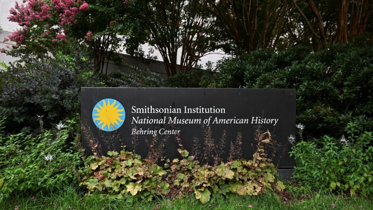 Trump ordena quitar ideologías inapropiadas del Museo Smithsonian, acusando a los museos de enfocarse solo en lo negativo de la historia de EU.