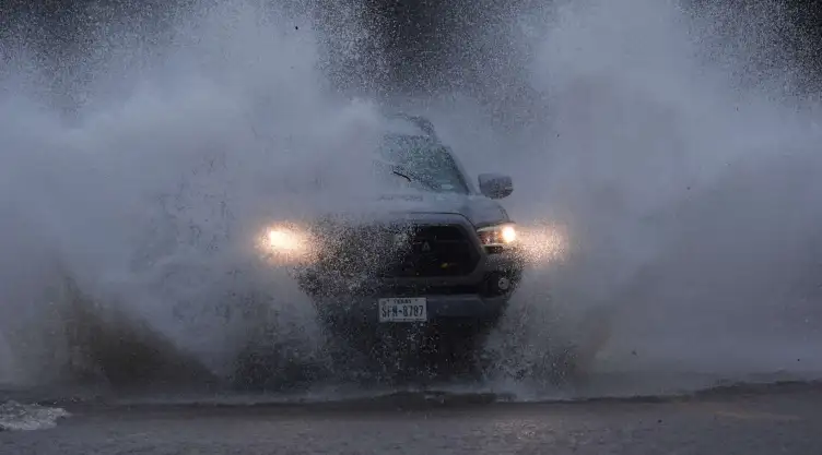 Carretera anegada tras intensas lluvias en San Antonio.