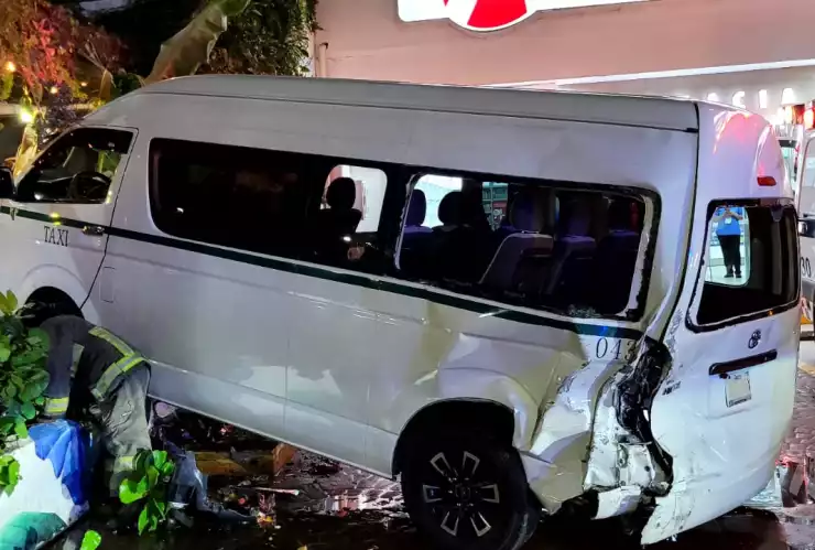 Accidente entre una urvan de transporte público y una camioneta particular