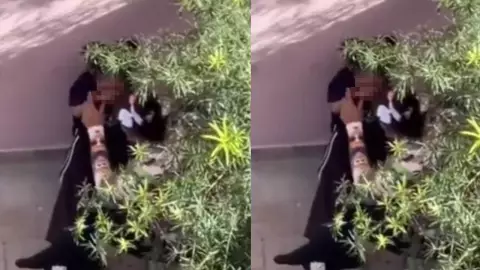 niña es obligada a comerse su propio vómito