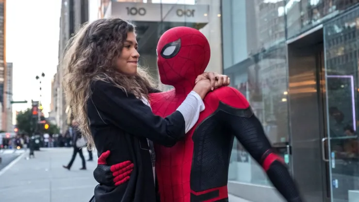 Zendaya y a Tom Holland en una escena de “Spider-Man; Far From Home”. Imagen: AP