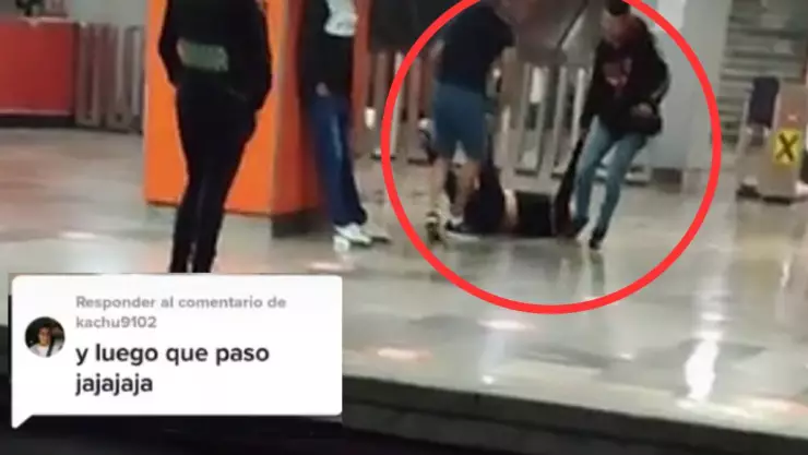 Jóvenes cargan a su amigo borracho en metro de la CDMX.-