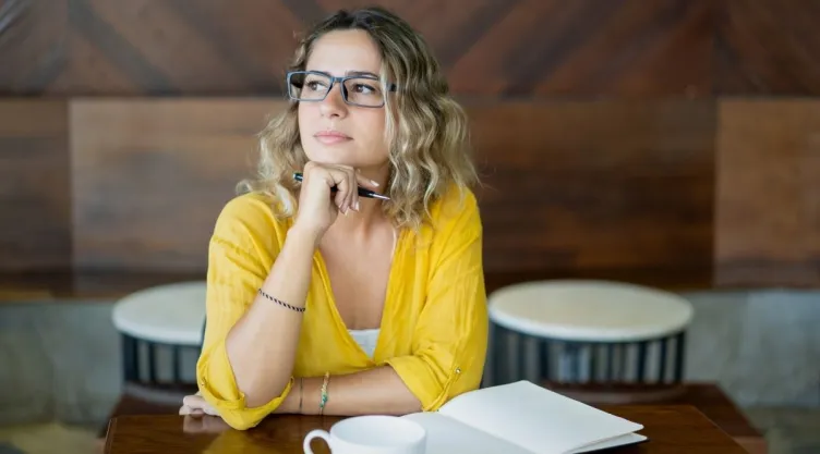 Qué significa pensar en alguien del pasado, según la psicología.jpg
