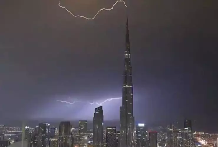 VIDEO: Captan momento en que rayo impactó sobre el Burj Khalifa tras tormenta eléctrica en Dubái