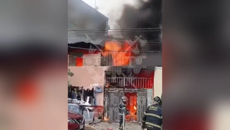 Fuerte incendio se registra en casa en Azcapotzalco.