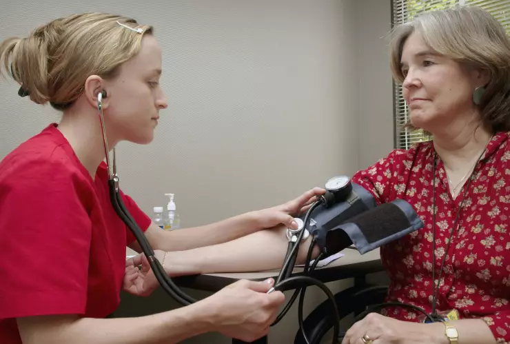 ¿Cómo tomarse la presión arterial sin aparatos?