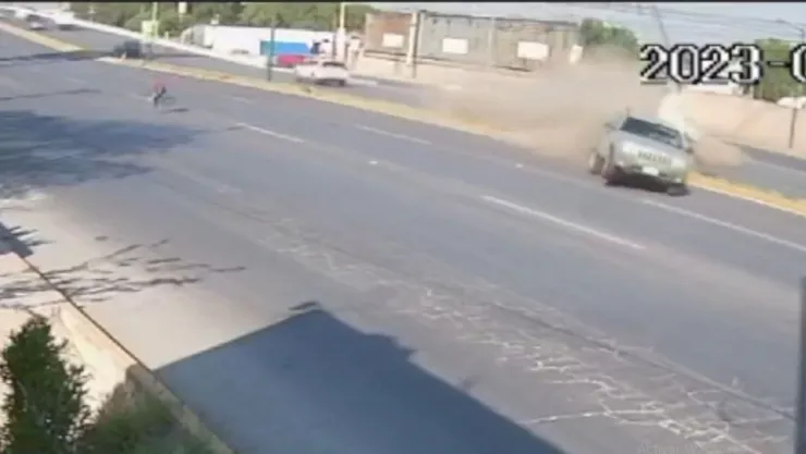 Ciclista provoca fuerte choque de una camioneta