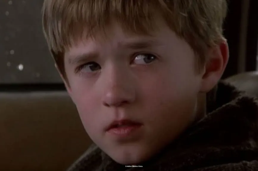 Escena de la película ‘El Sexto Sentido’ (Sixth Sense) con Halley Jeol Osment y Bruce Willis por Azteca 7.