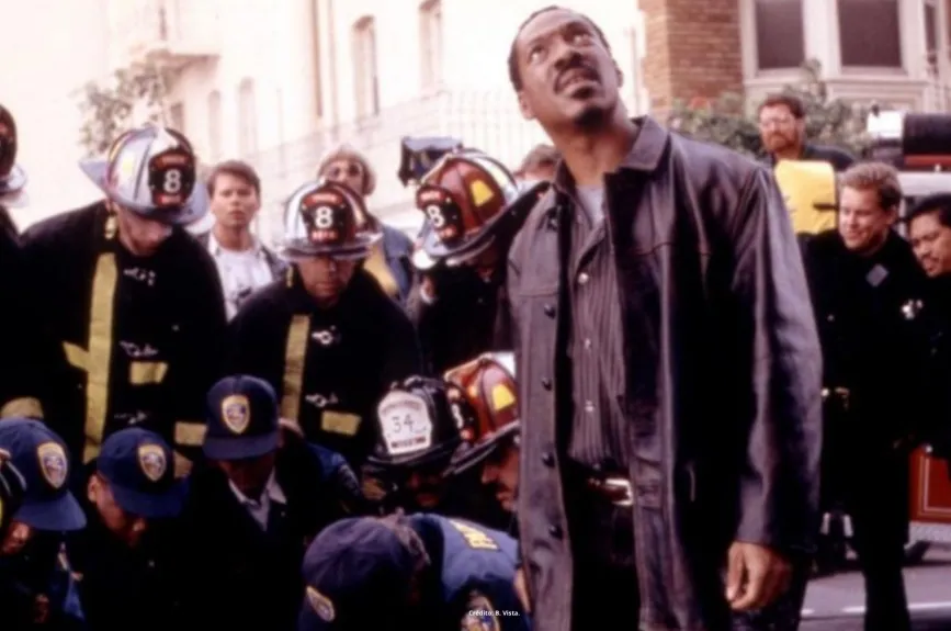 Te contamos por qué a Eddie Murphy lo atraparon con una chica trans y qué hacía con ella. (Escenas de la película ‘El negociador’ por Azteca 7)