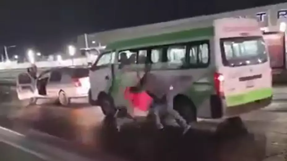 Brutal pleito vial en Pachuca: Captan violenta agresión a chofer de Tuzobús; es noqueado y lo siguen atacando