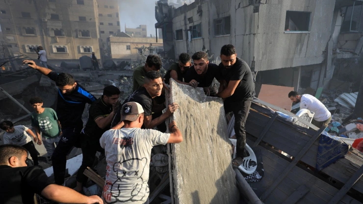 Periodista encuentra muertos a su esposa e hijos tras ataque israelí en Gaza