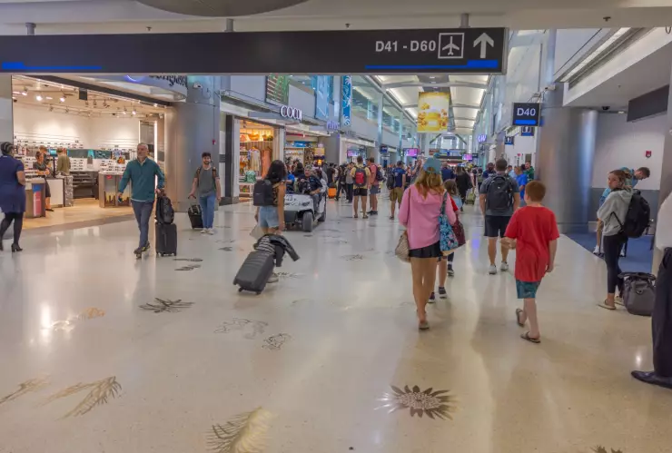 Viajeros en el Aeropuerto Internacional de Miami, Florida