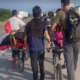 En la “Caravana de Jesucristo” viajan mujeres y menores de edad en carriolas.