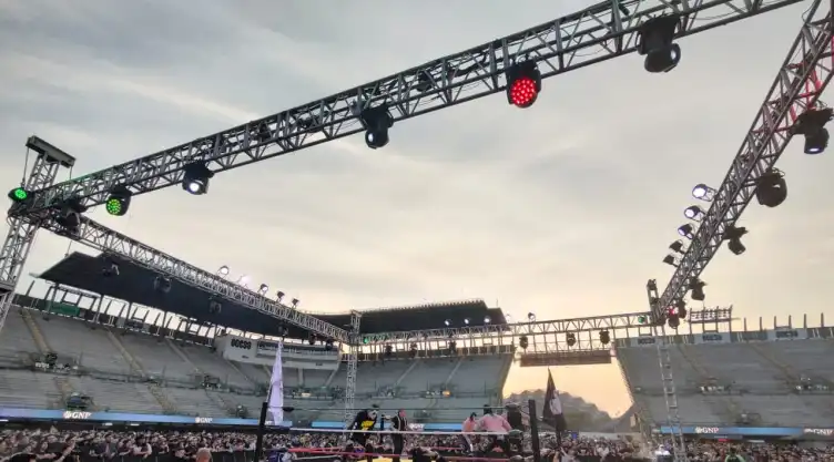 lucha libre aaa the world is a vampire