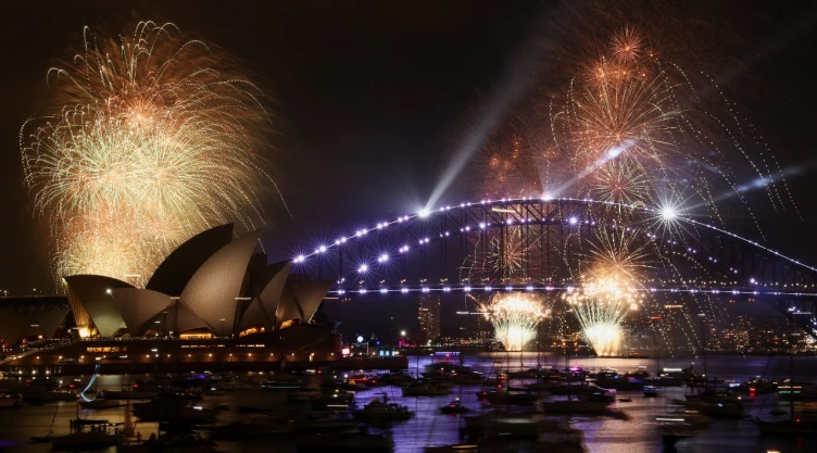 Los fuegos artificiales explotan sobre el Puente del Puerto de Sídney a las 9 p. m. durante las celebraciones de Nochevieja , en Sídney, Australia, el 31 de diciembre de 2025