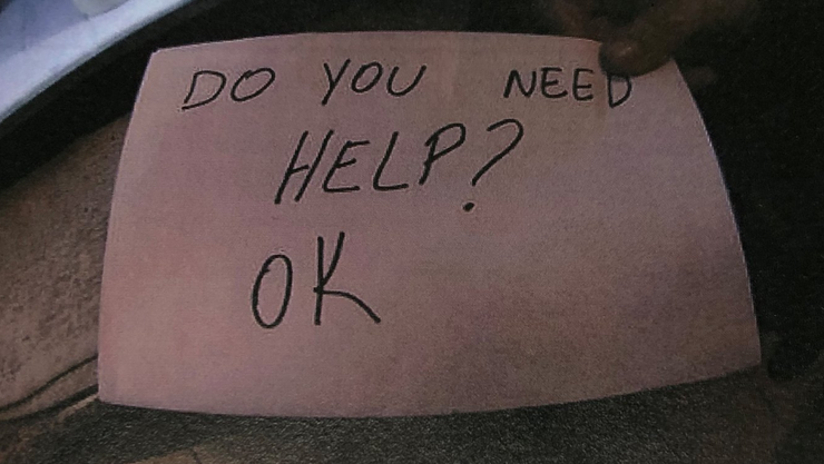 Mesera salvó gracias a una mensaje oculto a un niño que era torturado por sus padres