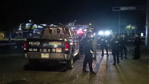 ZMG DE NOCHE: Volcadura por semaforazo en calles de Guadalajara; no hay lesionados