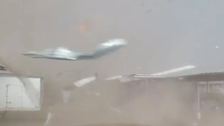¡VIDEO! Tolvanera sorprende en Actopan, Hidalgo; el viento levanta polvo, destroza techos y provoca.jpg
