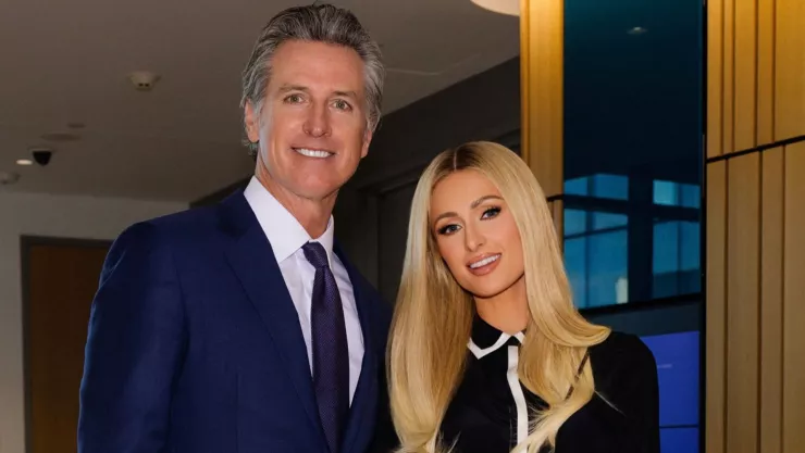 Paris Hilton junto con el gobernador de California, Gavin Newsom.