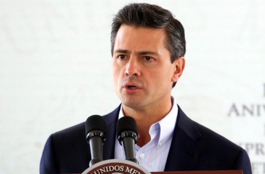 El presidente Enrique Peña Nieto develará la placa conmemorativa de los 60 años de la Cámara Mexicana de la Industria de la Construcción