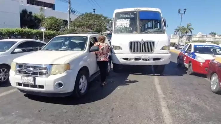 FOTOS_ Fuerte accidente presuntamente causado por un camión de transporte público deja daños a una camioneta particular