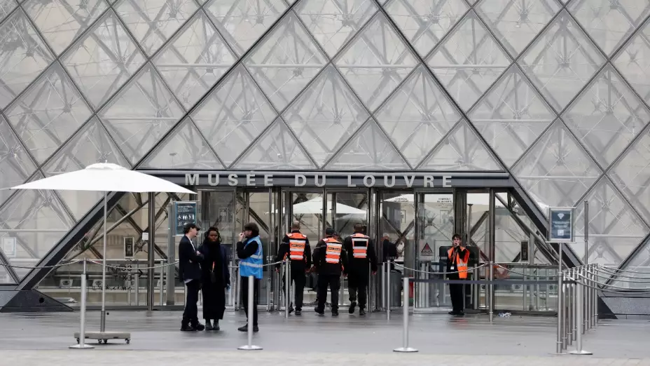 Exterior del Museo del Louvre en París, Francia, el 20 de octubre de 2025.
