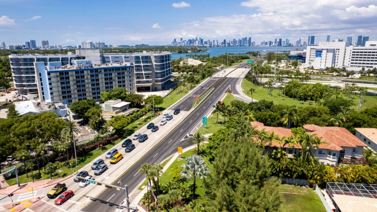 Autos circulan por las calles de Miami Beach, Florida