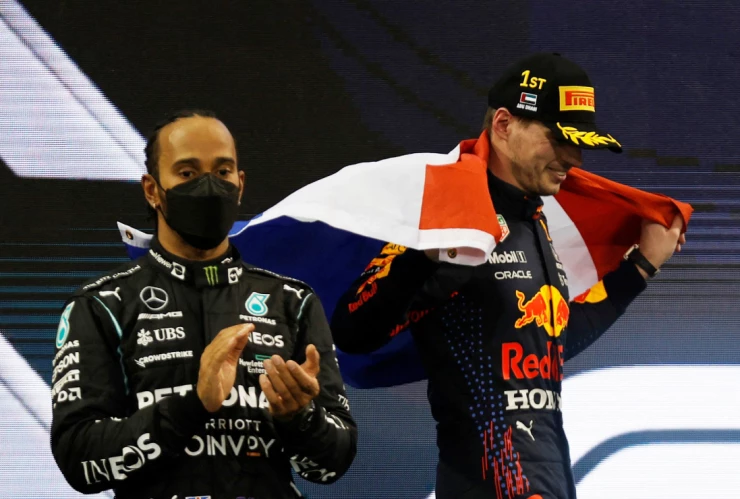 Lewis Hamilton aplaude a Max Verstappen