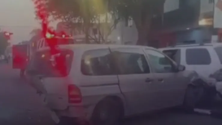 VIDEO | Camioneta destruida y partida tras fuerte accidente en Guadalajara HOY: Hay dos heridos