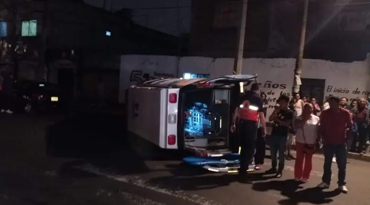 Volcadura de ambulancia en Azcapotzalco