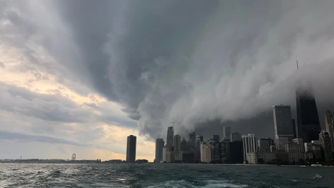 La ciudad de Chicago bajo un cielo nuboso.
