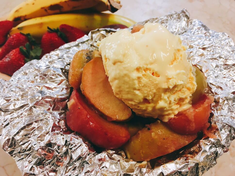 Macedonia de frutas con helado de vainilla, cocineros mexicanos