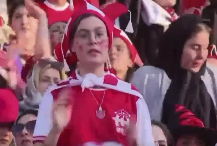 mujeres asisten a estadio Azadi en Irán