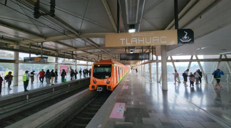 Tren del Metro en Línea 12.