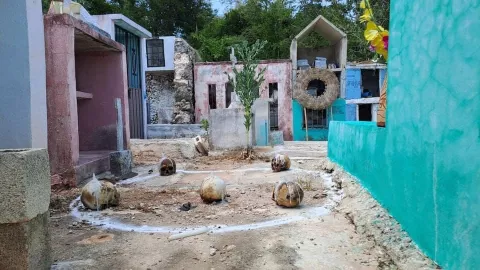Hallan altar de ritual satánico en cementerio de Seyé