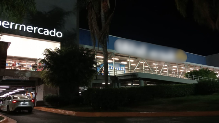 Sujetos armados asaltan a clientes de supermercado en Morelos
