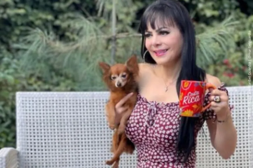 Maribel Guardia bebiendo café..jpg