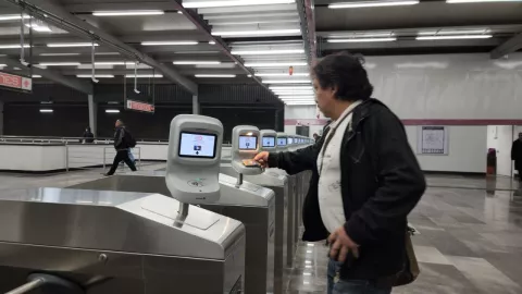 Para acceder al Metro CDMX gratis, puedes presentarte ante el oficial de la Policía Auxiliar en los torniquetes