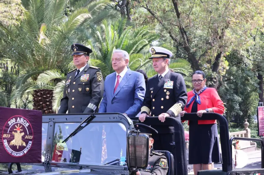 AMLO devela placa por los 200 años del Heroico Colegio Militar