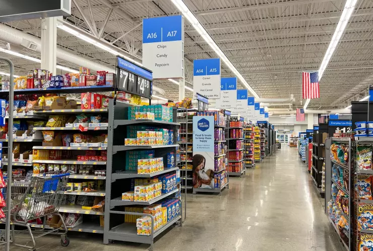 Interior de un local de la cadena Walmart