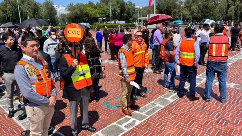 personas reunidas en los puntos de seguridad