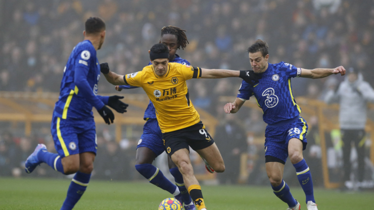 Raúl Jiménez entre varios jugadores del Chelsea