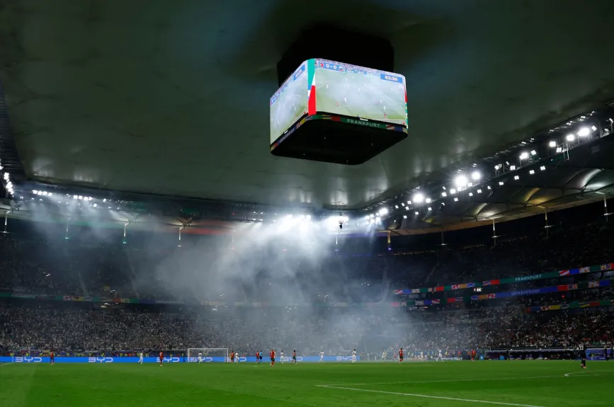 El Estadio de Frankfurt se cubre de humo de bengalas durante el partido entre Portugal y Eslovenia.jpg