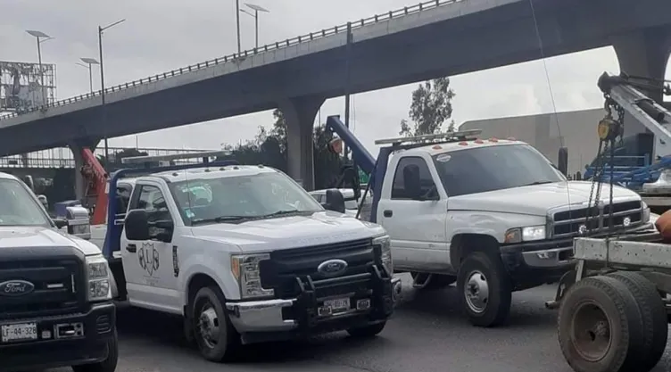 Operadores de grúas bloquean autopista México-Querétaro y calles de Tlalnepantla
