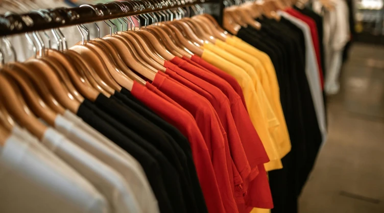 Primer plano de camisetas coloridas en perchas