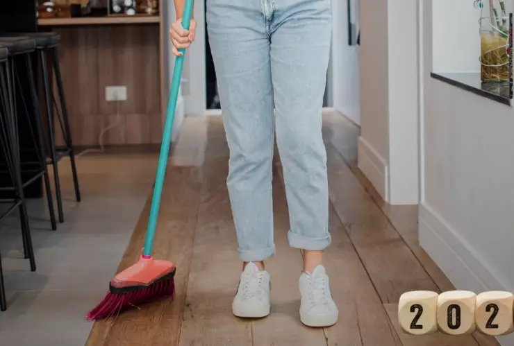 El ritual que invita a barrer hacia afuera en Año Nuevo.jpg