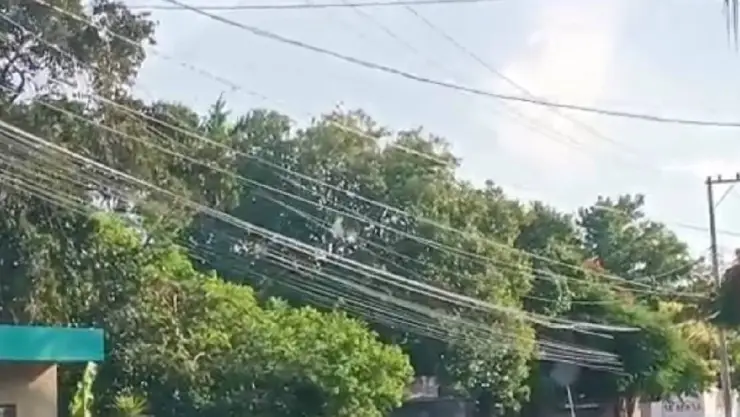¡Peligro! Cables eléctricos provocan cortocircuito en plenas calles de Yucatán