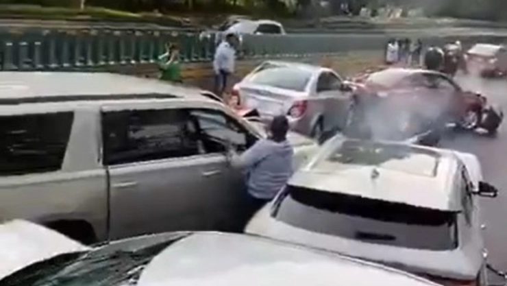 Caos vial en autopista México-Cuernavaca tras aparatoso choque múltiple; hay cierre parcial: ¿en qué zona? En la imagen se muestran los daños por la aparatosa volcadura.