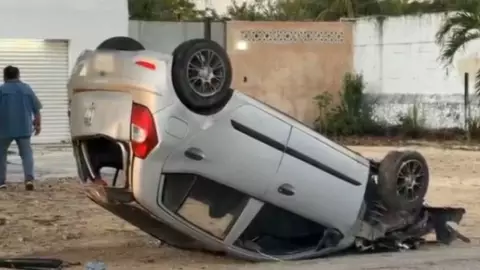 ¡Alerta! Conductor abandona su AUTO tras provocar VOLCADURA en Yucatán